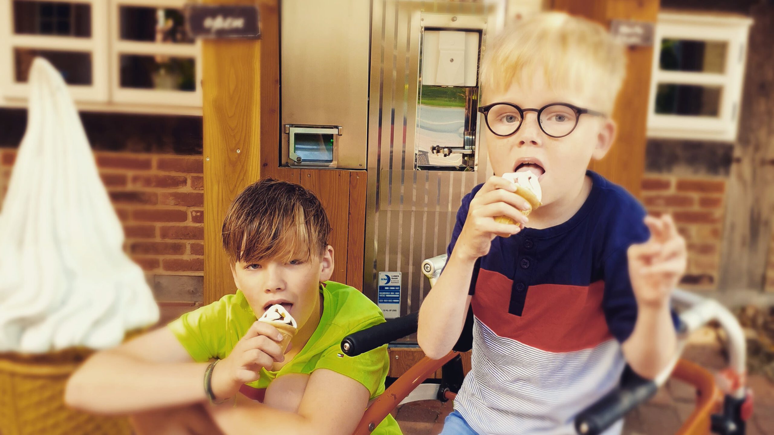 Kinder mit Softeis vor dem Hofcafé