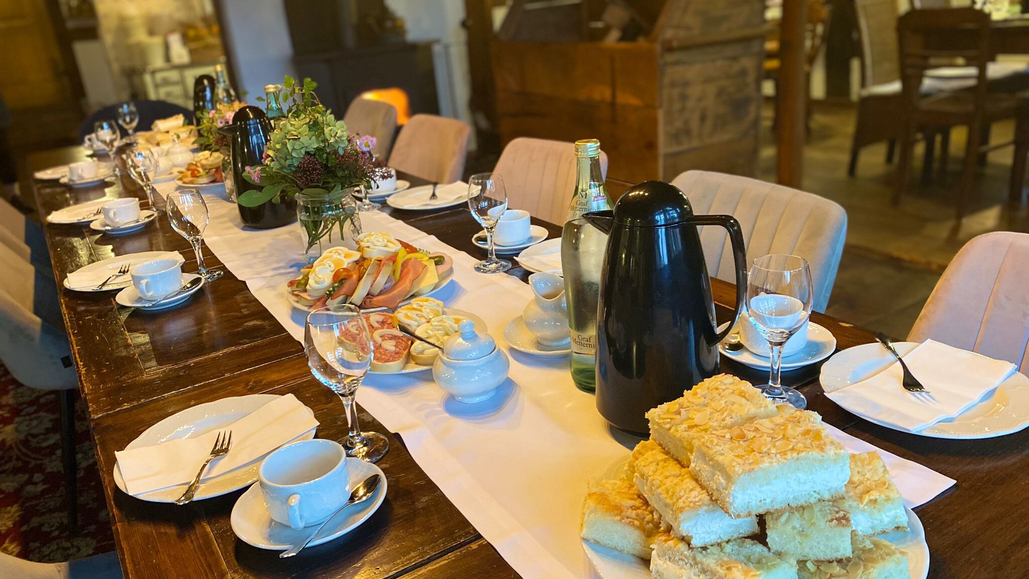 Festlich gedeckte Kaffeetafel im Hofcafé