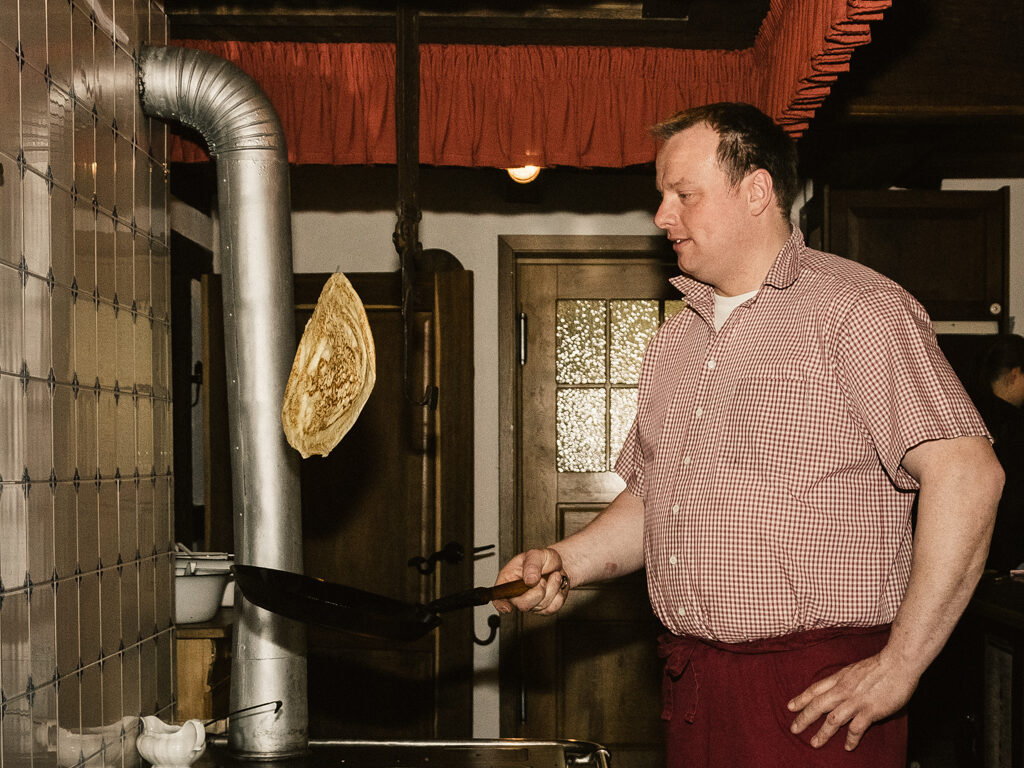 Dieter beim Pfannkuchenbacken