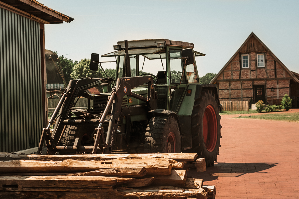 Alter Fendt-Traktor vor dem Fachwerkhaus